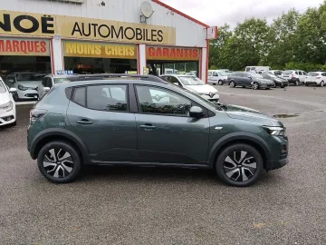 Car image 4