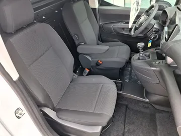 Car image 19