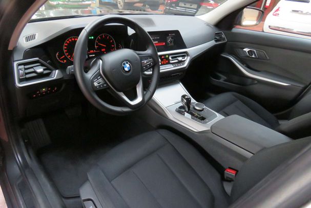 BMW 320i 135 kW image number 11