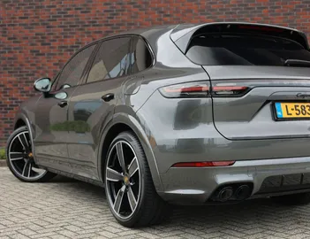 Car image 3