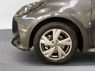 Car image 16