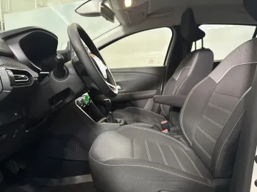 Car image 19