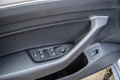 Car image 33