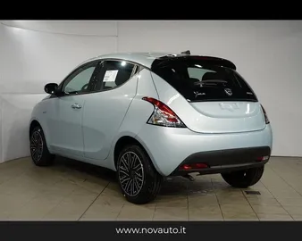 Car image 3