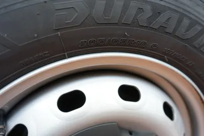 Car image 30