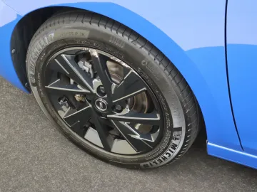 Car image 30