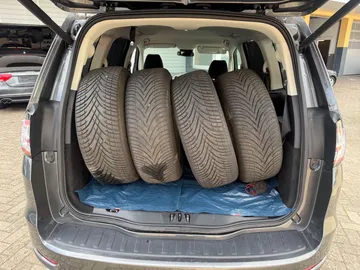 Car image 26
