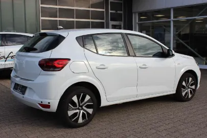 Car image 3