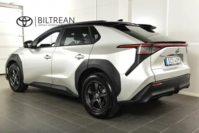 Car image 4