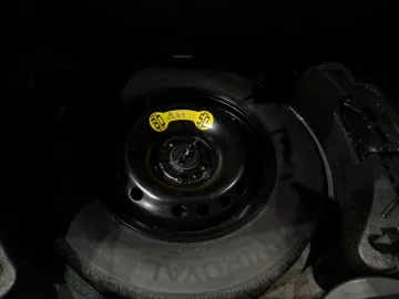 Car image 28