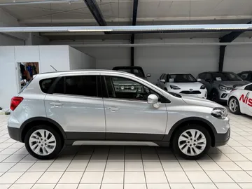 Car image 4