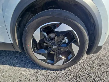 Car image 24