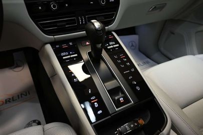 Car image 38