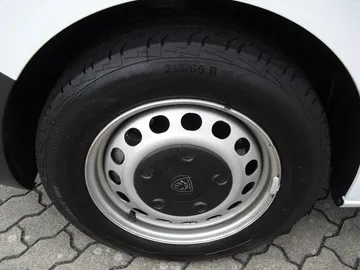 Car image 32