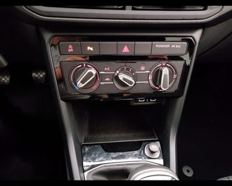 Car image 30