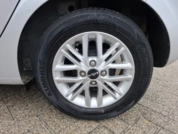 Car image 24