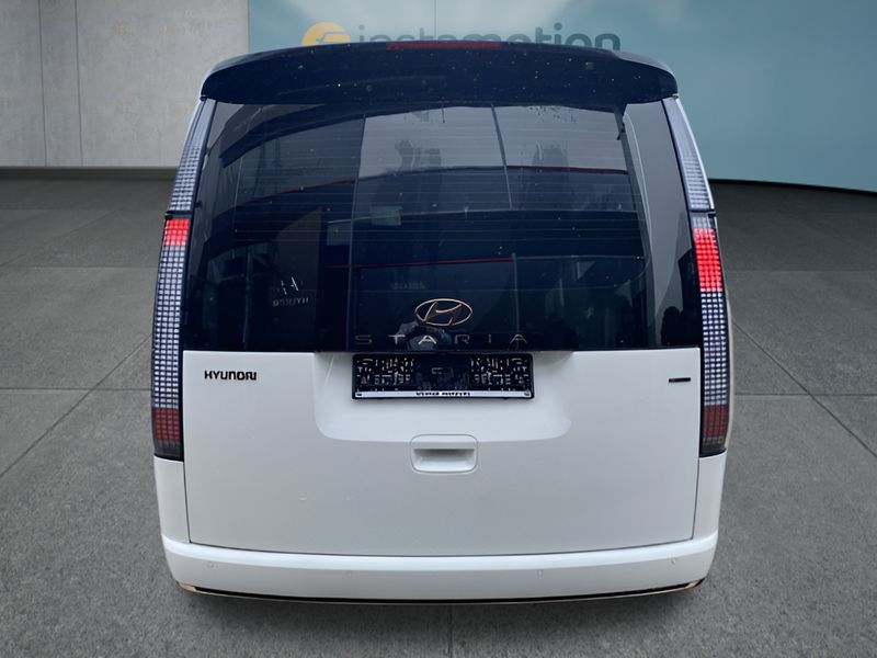Hyundai Staria Signature