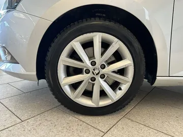 Car image 19