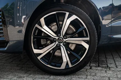 Car image 35