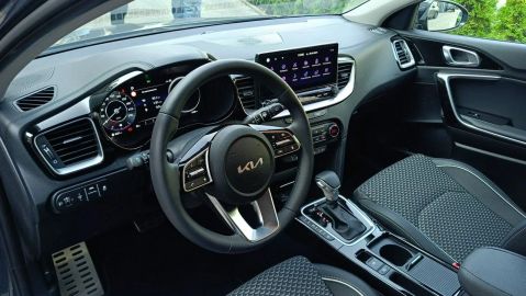 Car image 14