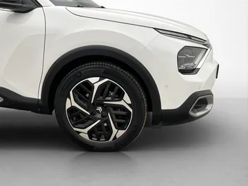 Car image 32