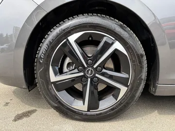 Car image 19