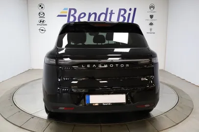 Car image 4