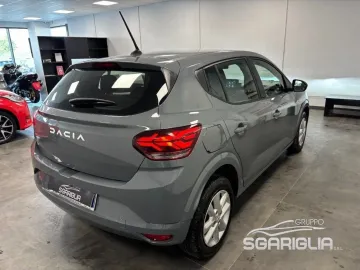 Car image 4