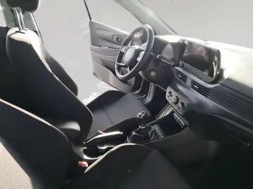 Car image 14