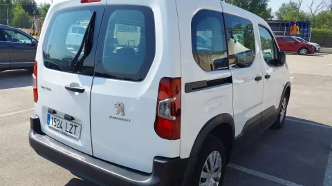 Car image 3