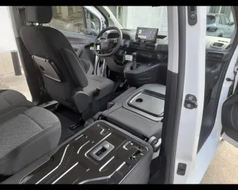 Car image 18