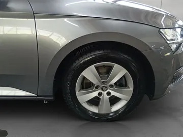 Car image 27