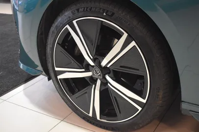Car image 27