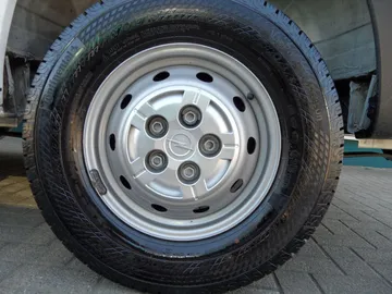 Car image 19