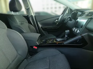 Car image 25