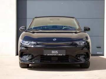 Car image 4