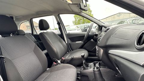 Car image 12