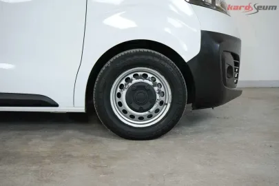 Car image 32