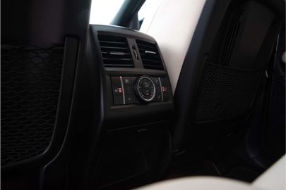 Car image 32