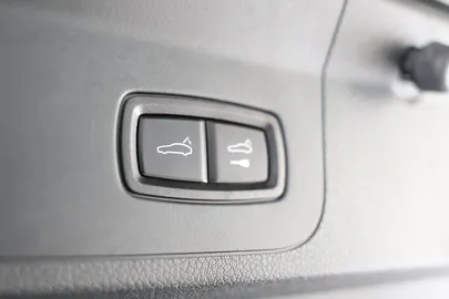 Car image 40