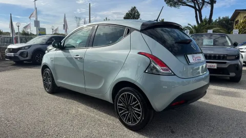 Car image 5