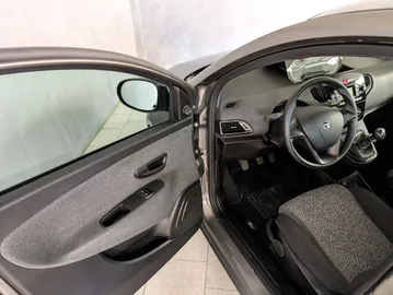 Car image 15