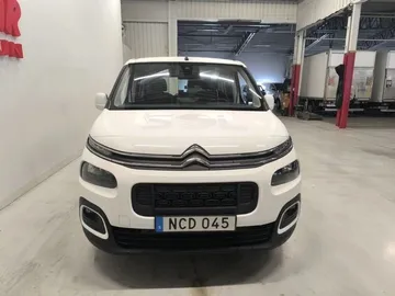 Car image 5
