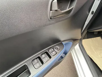 Car image 30