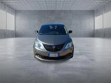 Car image 3