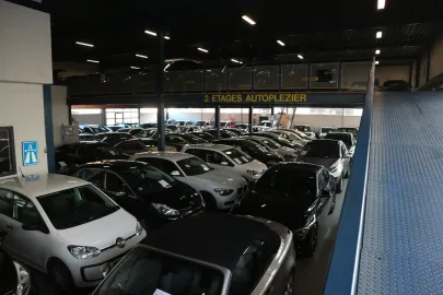 Car image 17