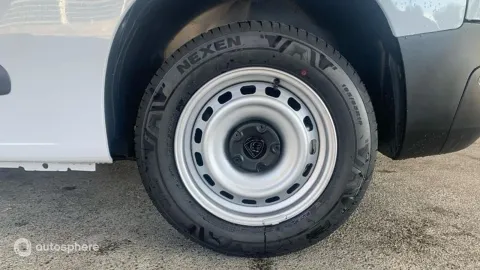 Car image 20