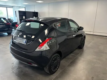 Car image 25