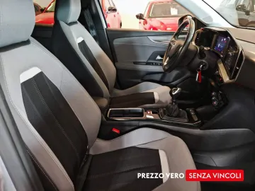 Car image 25