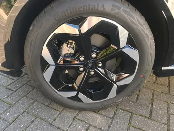 Car image 33